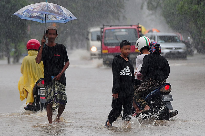 Penduduk setempat terpaksa meredah banjir berikutan hujan lebat sejak semalam ketika tinjauan di Kampung Jalan Kebun, Seksyen 30, Shah Alam, hari ini. --fotoBERNAMA