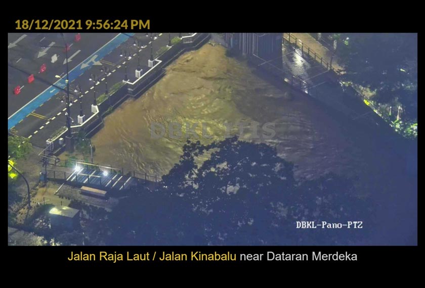 Di sekitar Jalan Raja Laut dan Jalan Kinabalu, air Sungai Gombak dan Sungai Klang juga menunjukkan peningkatan dan hampir melimpah ke jalan utama. - Foto ITIS DBKL/jalanow.com