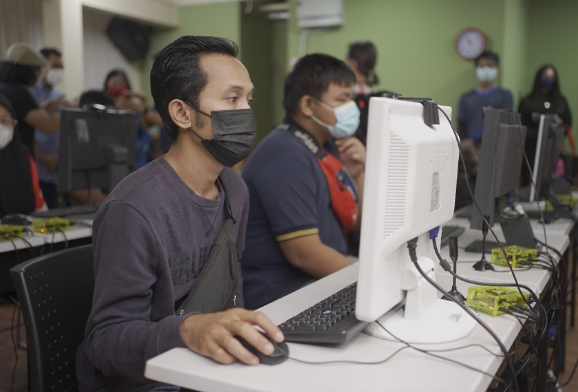 Antara belia yang mengikuti kelas di bawah program Me.reka Belia di ChillHub, Pusat Komersial NZX, Petaling Jaya. - Foto Taylor’s University