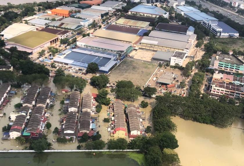 emerhatian dari udara di kawasan Sri Muda mendapati ada beberapa kawasan masih digenangi air banjir. 