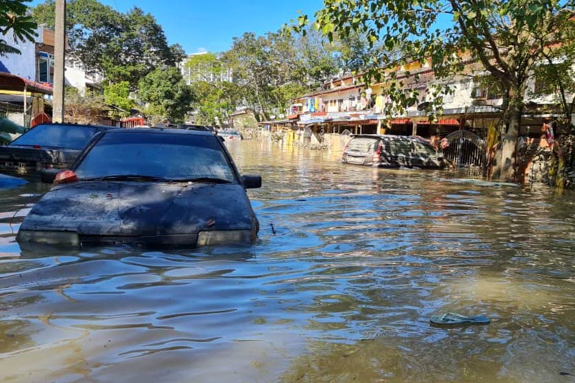   Keadaan di Sri Muda, Shah Alam yang masih ditenggelami air banjir. - Astro AWANI