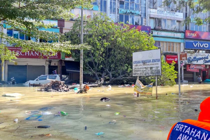Keadaan di Sri Muda, Shah Alam yang masih ditenggelami air banjir. - Astro AWANI