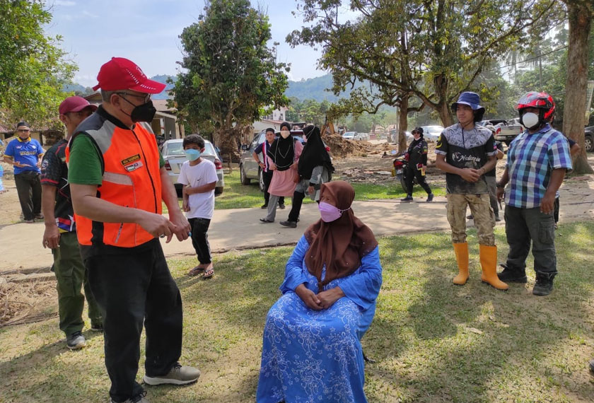 Ahli Parlimen Hulu Langat, Datuk Hasanuddin Mohd Yunus bertanya khabar keadaan Rohana Mahfuz.