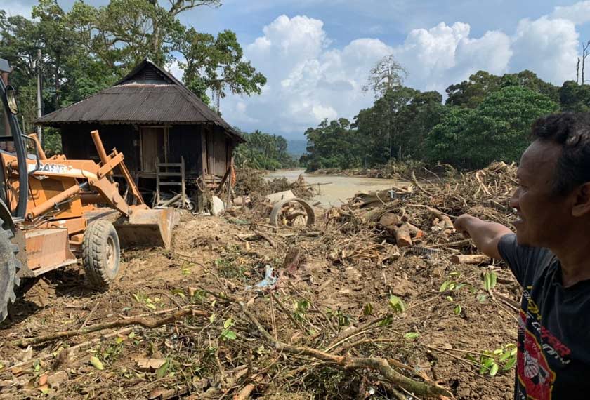 Antara longgokan kayu balak dan runtuhan bangunan yang memenuhi ruang kawasan kediaman di Hulu Langat susulan kejadian banjir. - Astro AWANI