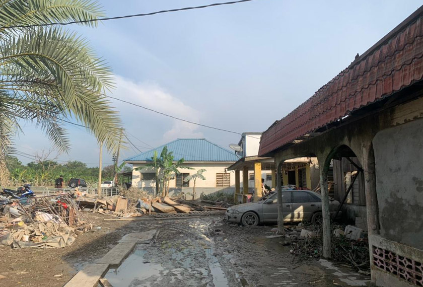 Pintu dan bahagian bumbung rumah Rahaya yang mengalami kerosakan teruk. - Foto Astro AWANI