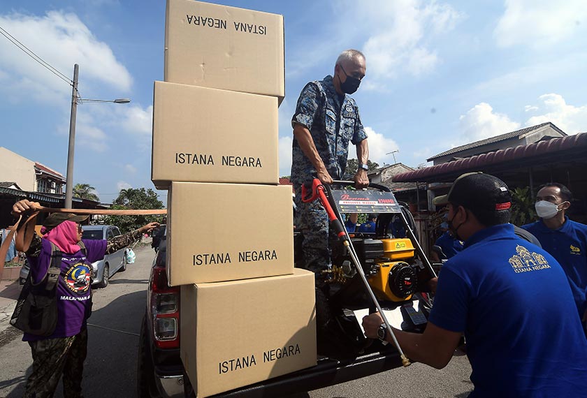 Bantuan berbentuk keperluan asas seperti pakaian, tuala, alat mandi, kit kendiri ujian COVID-19 dan makanan kering turut diberikan kepada para penduduk yang terjejas banjir. - fotoBERNAMA