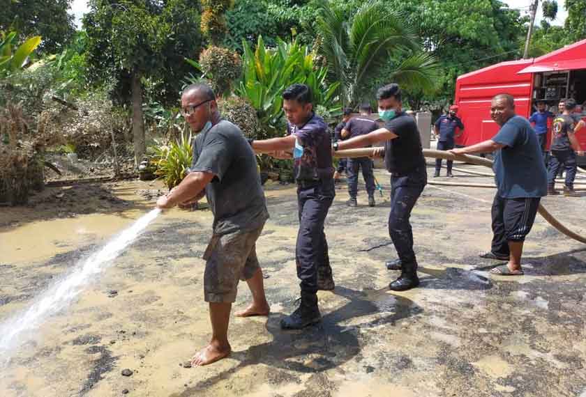 Dengan kekuatan 120 anggota dan lima jentera dengan meriam air, Rosman berkata, mereka dipecahkan kepada beberapa sektor yang terjejas teruk dengan banjir, termasuk Taman Seri Nanding di sini.