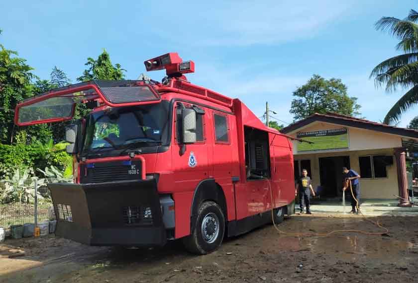 Dengan kekuatan 120 anggota dan lima jentera dengan meriam air, Rosman berkata, mereka dipecahkan kepada beberapa sektor yang terjejas teruk dengan banjir, termasuk Taman Seri Nanding di sini.
