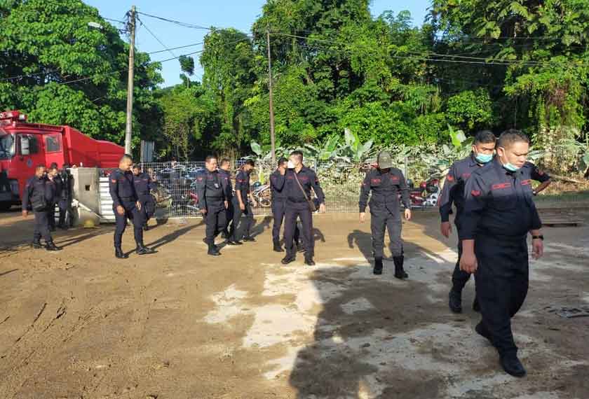 Dengan kekuatan 120 anggota dan lima jentera dengan meriam air, Rosman berkata, mereka dipecahkan kepada beberapa sektor yang terjejas teruk dengan banjir, termasuk Taman Seri Nanding di sini.