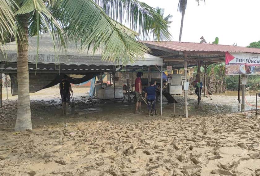 Banyak kawasan terjejas teruk di Kampung Sri Tanjung, Dengkil dan ada rumah yang dipenuhi selut tebal sehingga menyukarkan proses pembersihan.