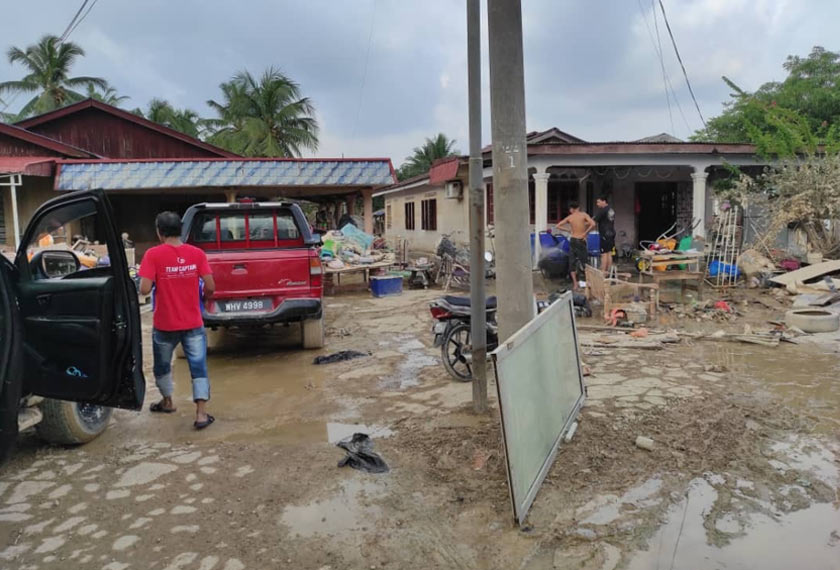 Rafiee atau mesra disapa Abang Rafi bukanlah orang senang tapi hatinya rasa tak tenang sekiranya bersenang-senang di rumah sedangkan dia tahu, ramai di sekelilingnya terjejas.