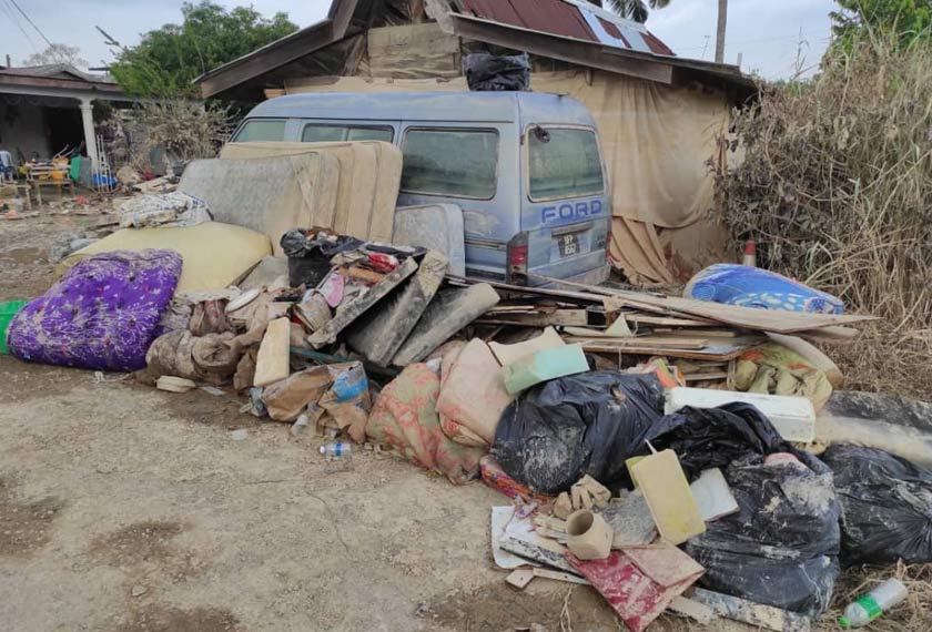 Barang yang rosak kini hanya dilongokkan di depan rumah, mengharapkan ada tong sampah besar disediakan buat mereka nanti.