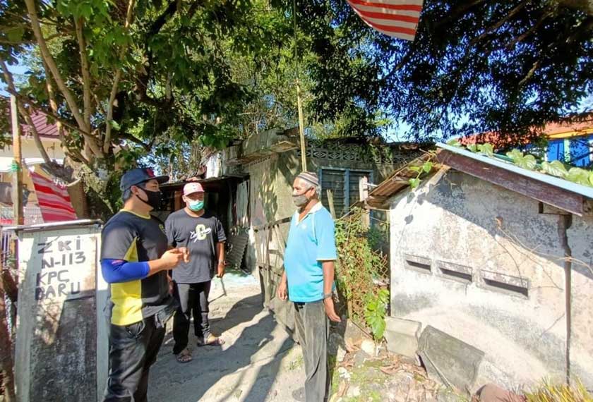 Nasib pasangan suami isteri ini mendapat perhatian Pertubuhan Kebajikan Masyarakat Marhaen Taiping yang tampil membantu mendapatkan rumah baharu serta keperluan lain untuk mereka. - Foto Astro AWANI