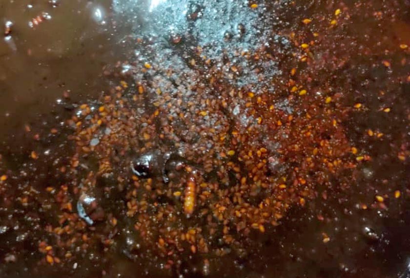 Ulat berenga yang kelihatan dalam tempat simpanan petis udang. - Gambar Astro AWANI