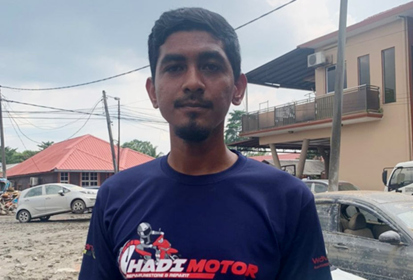 Najmul sanggup datang dari Kuala Kangsar untuk membantu membersihkan kediaman bapa saudaranya yang dilanda banjir - Foto Astro AWANI