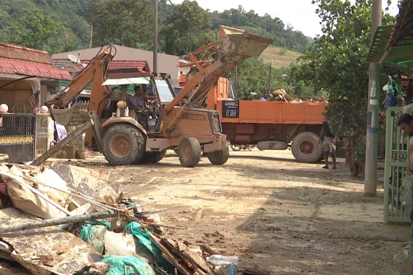 Operasi pembersihan di Taman Sri Nanding yang menggunakan khidmat kontraktor luar