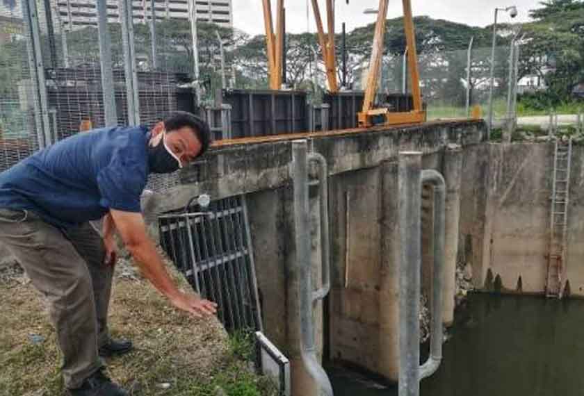 Vincent menunjukkan paras limpahan air pada kolam Delima sewaktu Lembah Klang dilanda hujan berterusan selama dua hari bermula 17 Dis lalu. - Foto Sinar Harian