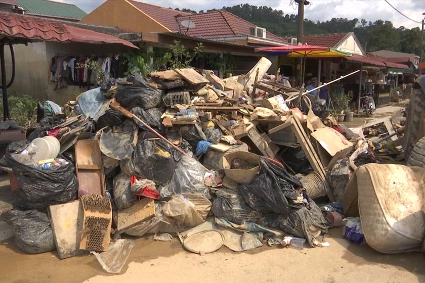Longgokan sampah pukal di kediaman penduduk yang dibimbangi membawa penyakit kepada penduduk
