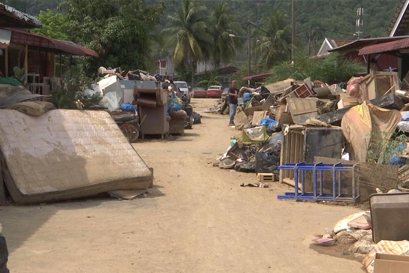 Keadaan sampah pukal di Taman Sri Nanding yang dikatakan lambat diselesaikan