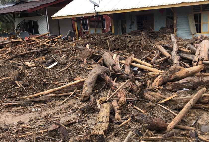 Ibarat tsunami, kawasan rumah dipenuhi dengan kayu balak. - Foto Astro AWANI