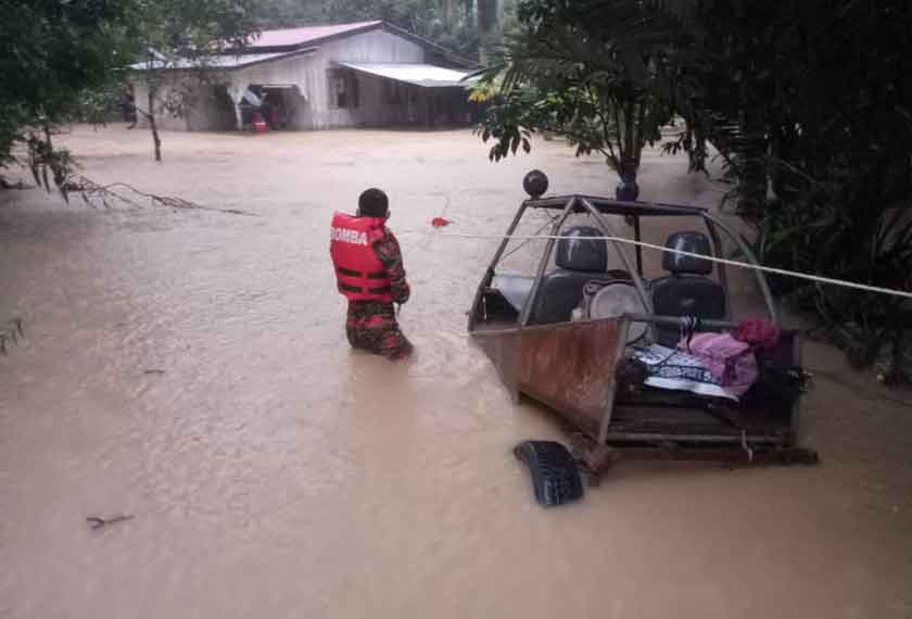 Anggota JBPM melakukan persediaan bagi menyelamatkan mangsa yang terperangkap dalam kejadian banjir kilat di Jeli. - Astro AWANI