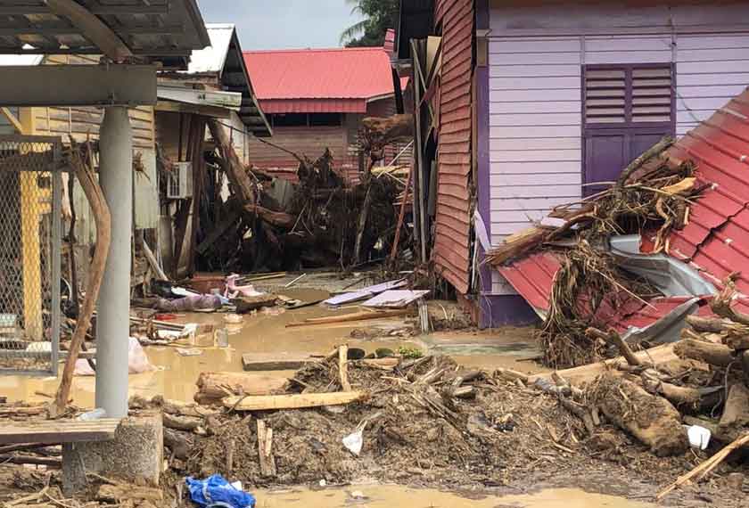 Rata-rata penduduk tidak menjangka kampung mereka hampir musnah kerana dibadai banjir berserta puing kayu. - Foto Astro AWANI