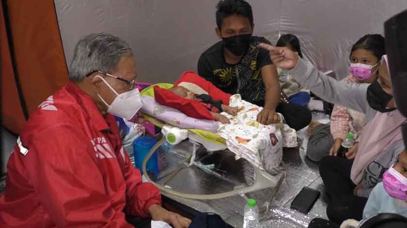  Mustapa (kiri) ketika melawat mangsa banjir di PPS. - Astro AWANI