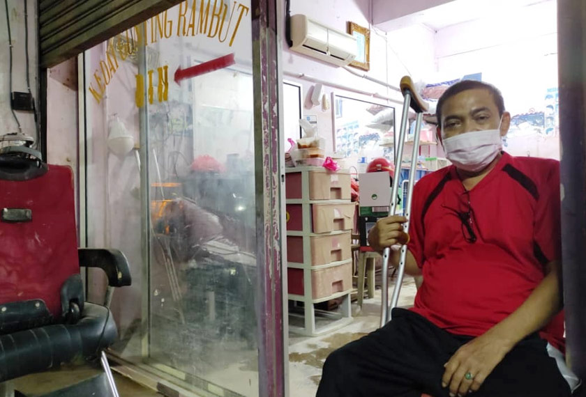 Muhibbuddin yang bekerja sebagai tukang gunting rambut. - Astro AWANI