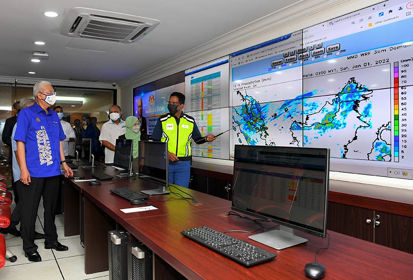 Perdana Menteri Datuk Seri Ismail Sabri Yaakob (kiri) mendengar penerangan dari Ketua Setiausaha Kementerian Alam Sekitar dan Air Datuk Seri Ir Dr Zaini Ujang (kanan) mengenai sistem ramalan dan amaran banjir. - Foto BERNAMA