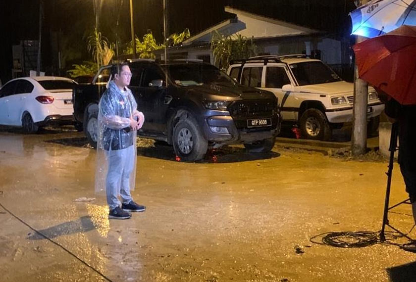 Penyampai berita Astro AWANI meninggalkan seketika set studio mereka dan bersiaran secara langsung dari Taman Sri Nanding, Hulu Langat.