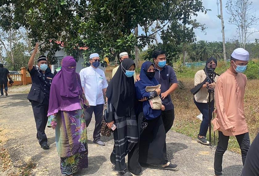 Majlis pengebumian hanya dihadiri ahli keluarga kandung dan keluarga angkat kanak-kanak terbabit. - Astro AWANI