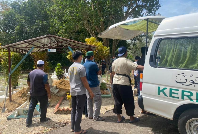 Kubur untuk kanak-kanak itu telah sedia digali semalam di Tanah Perkuburan Islam Padang Lebar. - Astro AWANI.