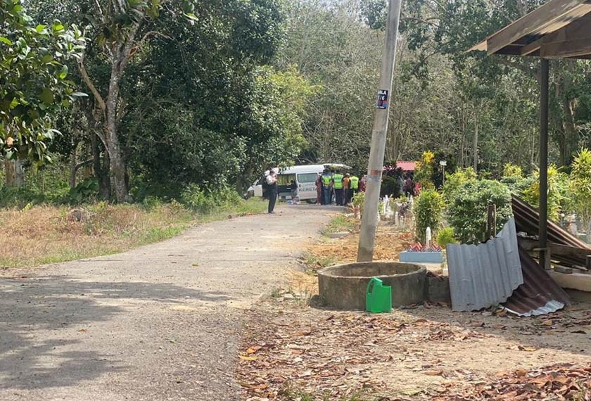 Tanah Perkuburan Islam Padang Lebar terletak kira-kira 100 meter dari kediaman keluarga ibu kandung kanak-kanak itu. - Astro AWANI