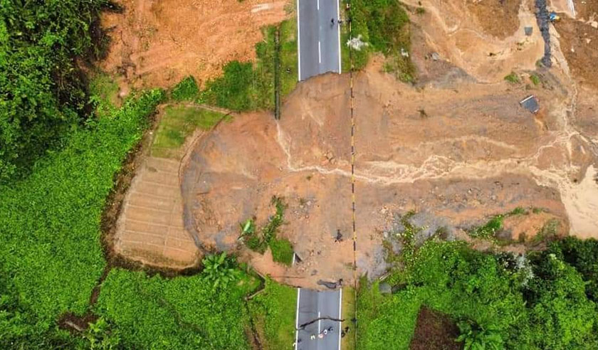 Laluan alternatif dibina selepas Jalan Melekun-Mujong runtuh semalam.