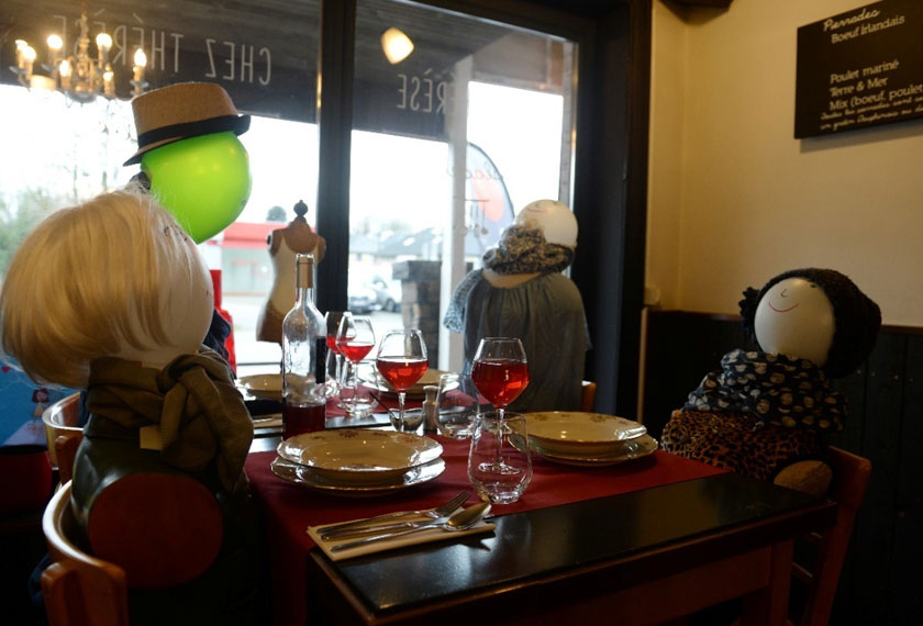   Nasib pemilik perniagaan seperti Mahieu ini tidak menentu... - Foto: Reuters