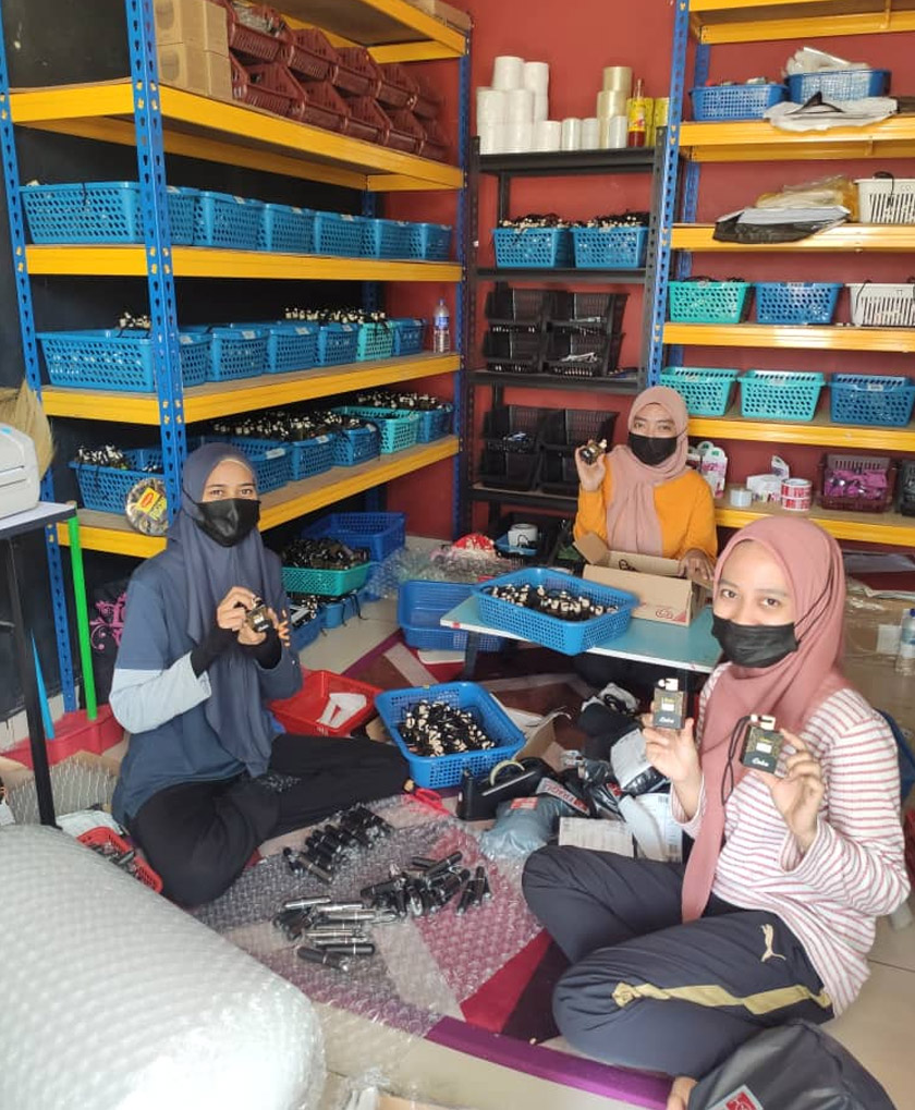 Ketika ini pusat berkenaan melatih seramai 76 orang usahawan untuk beralih ke platform digital. - Foto MDEC