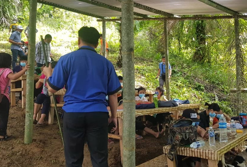 Mereka terpaksa turun naik bukit dan melalui banyak halangan antaranya laluan bukit yang licin. - Astro AWANI