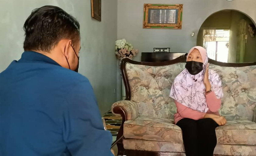 Walaupun diuji, Rosidah masih mampu tersenyum dan berlapang dada mengharungi penyakit yang dihidapinya - Gambar Astro AWANI / Noor Fahmey Mohd Azhar