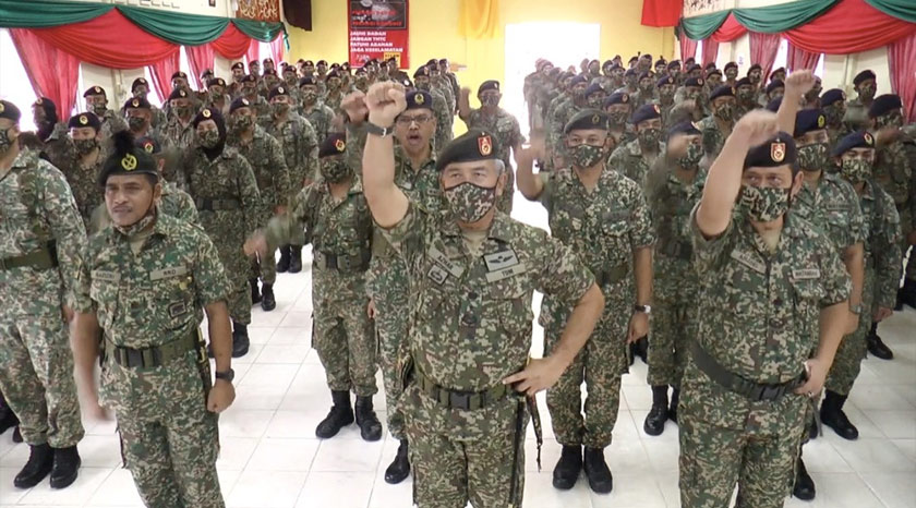 Azhar (tengah) pada Majlis Flag-off Perbarisan Atur Gerak Op Penawar ke Sibu pada Khamis.