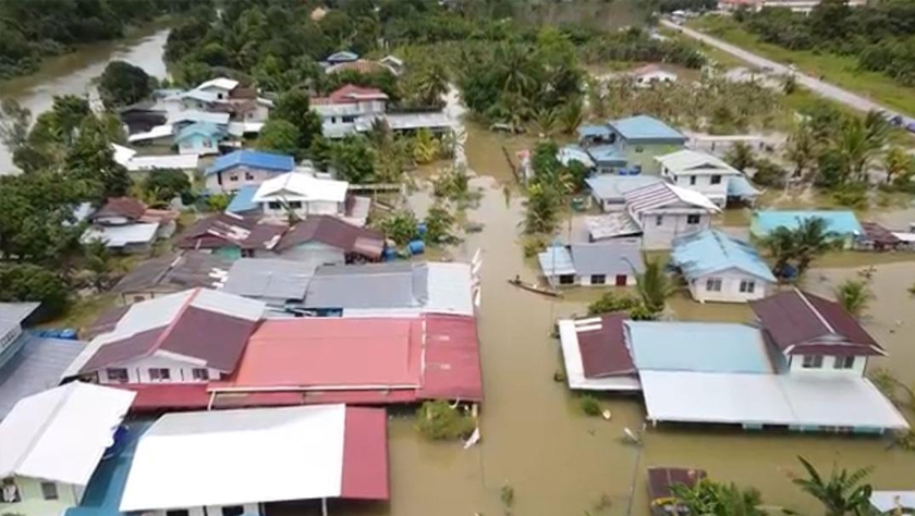 Keadaan banjir dan paras air di Kampung Tanah Puteh, Serian.