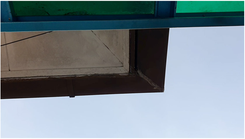 Tripod-like tilt down shot taken only with S21 Ultra in a four fingered grip.