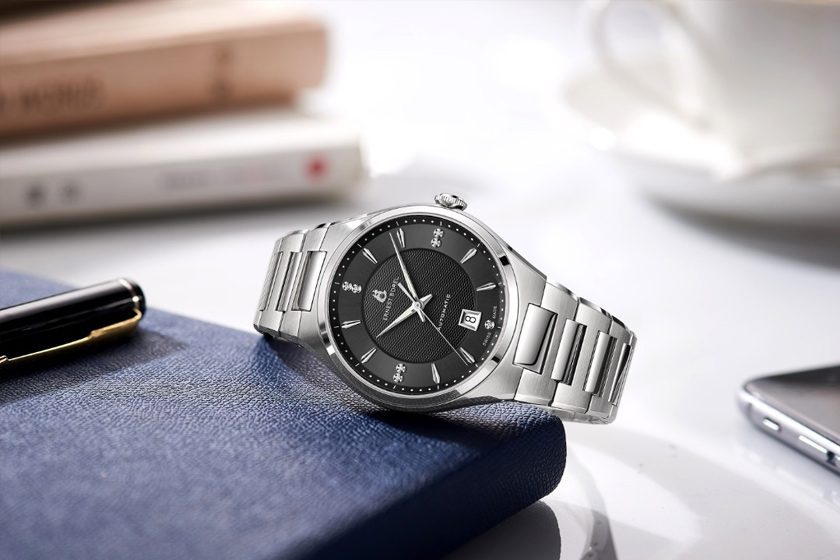 Estetik dail hitam menyerlahkan gaya klasik kepada penampilan anda.