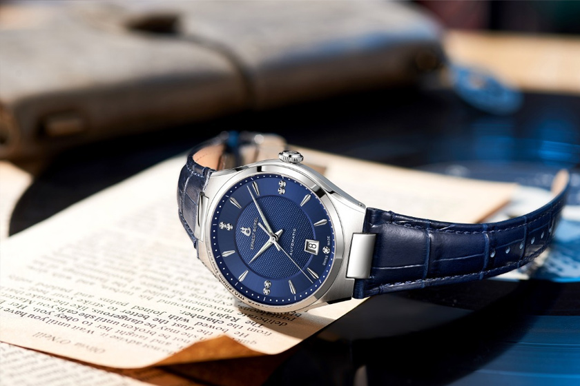 Elemen serta gaya kehidupan santai bersama kombinasi dail varian biru dan tali jam kulit pedet corak croco menyempurnakan definisi fesyen si pemakai.