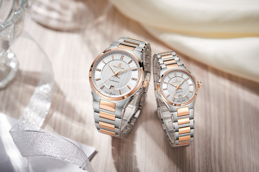 Tumpuan terhadap elemen sofistikasi termasuk keserian tujuh set mutiara pada lingkaran paparan facet, menyempurnakan lagi gaya si pemakai.