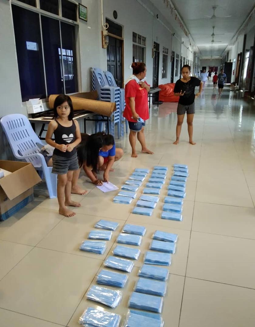 Pelitup muka dilihat dibahagikan di 'ruai'' rumah untuk diagihkan kepada penduduk rumah panjang Jalak Kusau di Sibu. -Gambar Astro AWANI