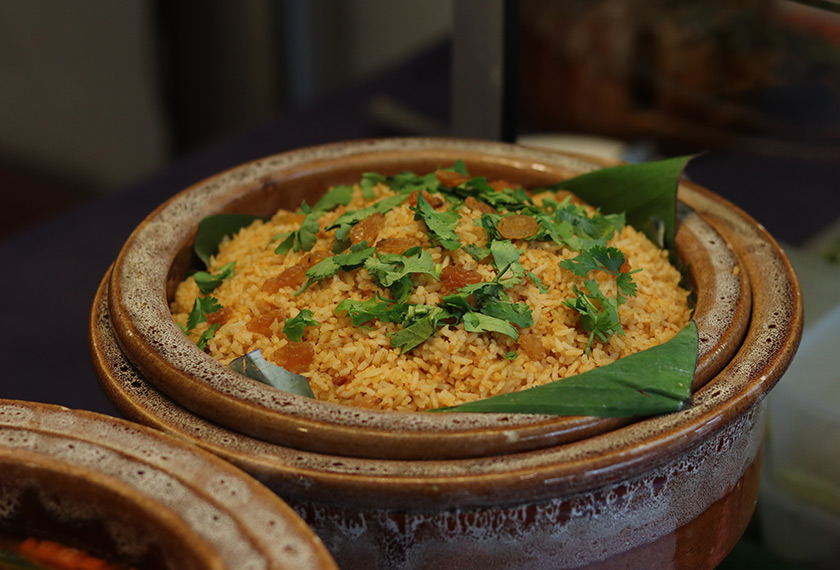 Antara makanan yang dijual kepada pelanggan, disediakan chef hotel bertaraf lima bintang namun dengan harga berpatutan.