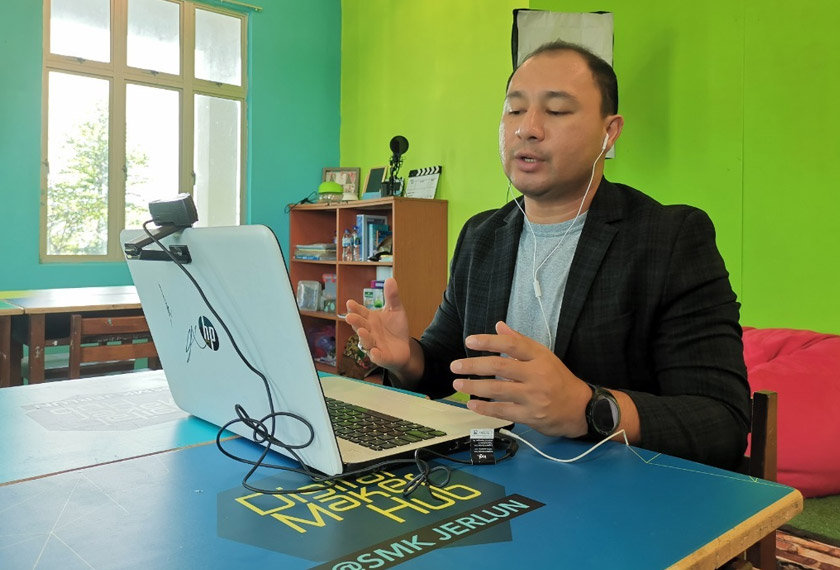  Cikgu Hailmi aktif menggunakan TikTok dalam proses PdPR ketika Perintah Kawalan Pergerakan (PKP). - Foto MDEC