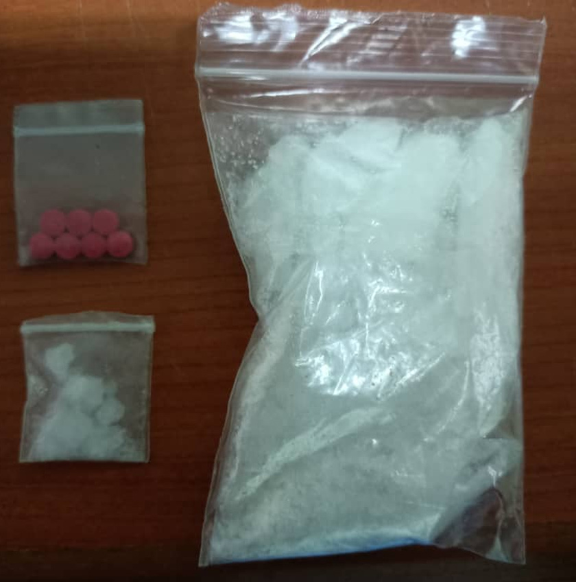 Antara dadah yang dirampas oleh polis daripada pasangan suami isteri itu ketika sekatan jalan raya di Jalan Jeniang - Sik pada Khamis. - Gambar PDRM