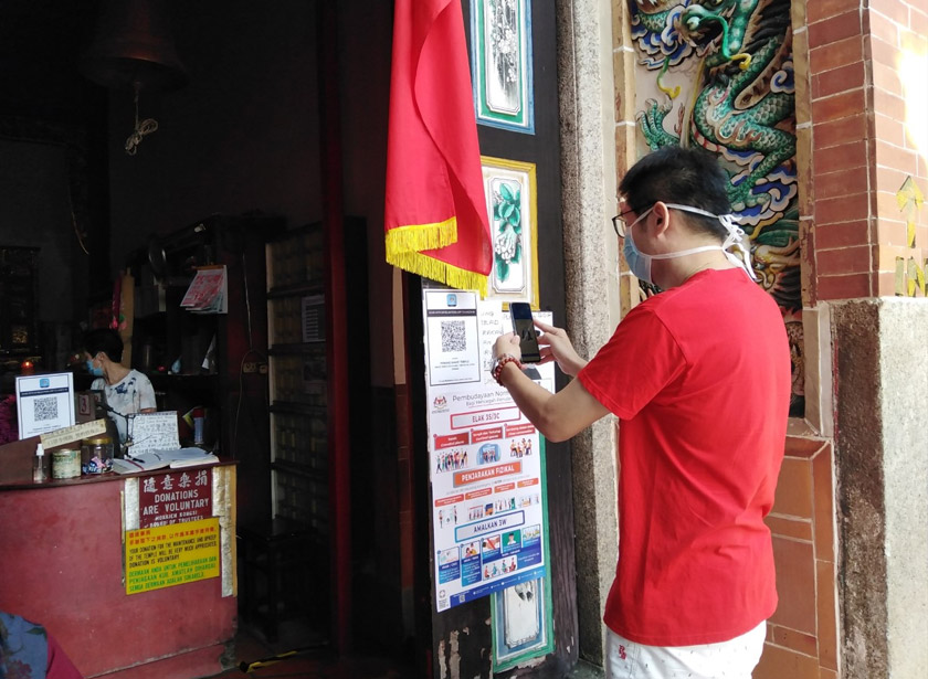 Tinjauan  Astro AWANI di Tokong Ular mendapati suasana lengang dengan kehadiran pengunjung yang terhad. - Foto Astro AWANI