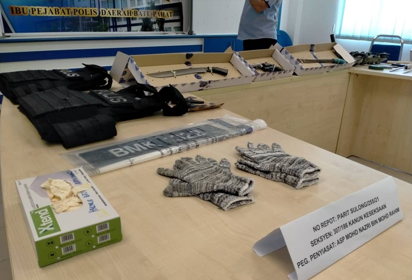 Sepucuk pistol revolver berwarna hitam berisi enam kelonsong peluru, dua parang, sebilah kerambit, sebuah Perodua Myvi dengan nombor pendaftaran palsu, sebuah Toyota Avanza dan peralatan pecah rumah telah dirampas. - Foto Astro AWANI